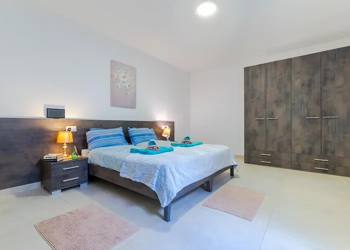 Brand New 3 Bdr 2 Bth Hb6 *