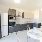 Brand New 3 Bdr 2 Bth Hb6 *