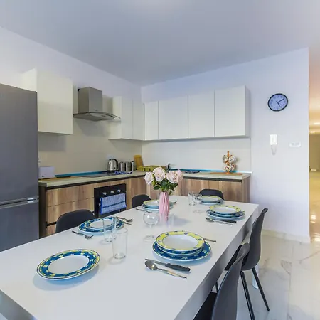 Brand New 3 Bdr 2 Bth Hb6 Appartement *