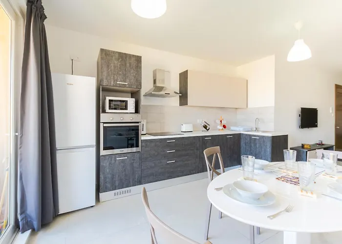 Brand New 3 Bdr 2 Bth Hb6 *