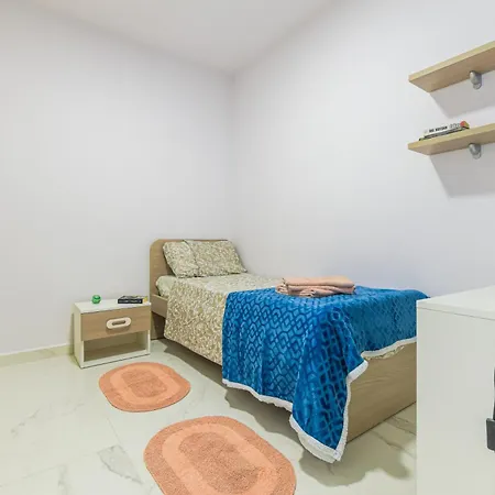 Apartment Brand New 3 Bdr 2 Bth Hb6 *