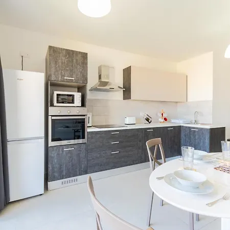 Brand New 3 Bdr 2 Bth Hb6 *